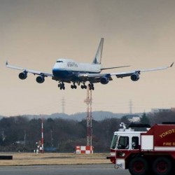 A United Airlines Boeing 747-400 lands.