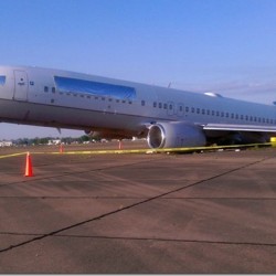   Sinkholes on Oops  United Airlines Boeing 737 Hits Sinkhole Causes Lots Of Damage