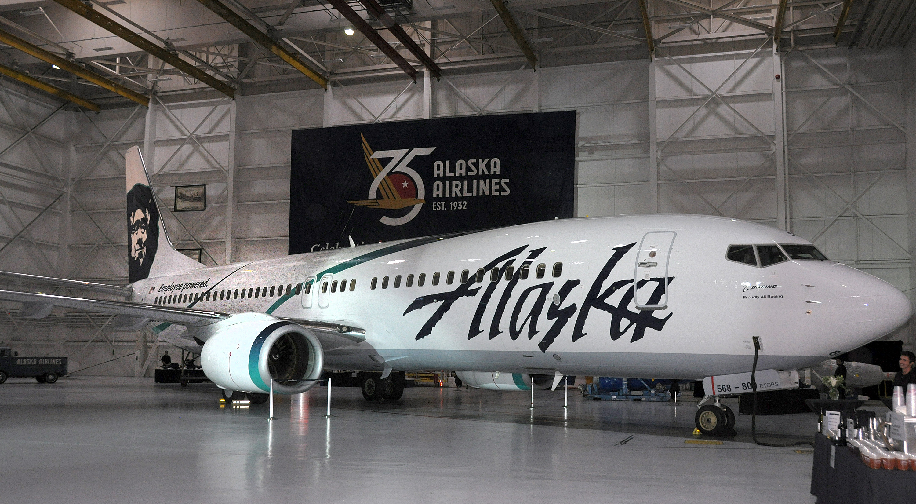 Alaska Airlines Shows Off "Employee Powered" Livery - AirlineReporter