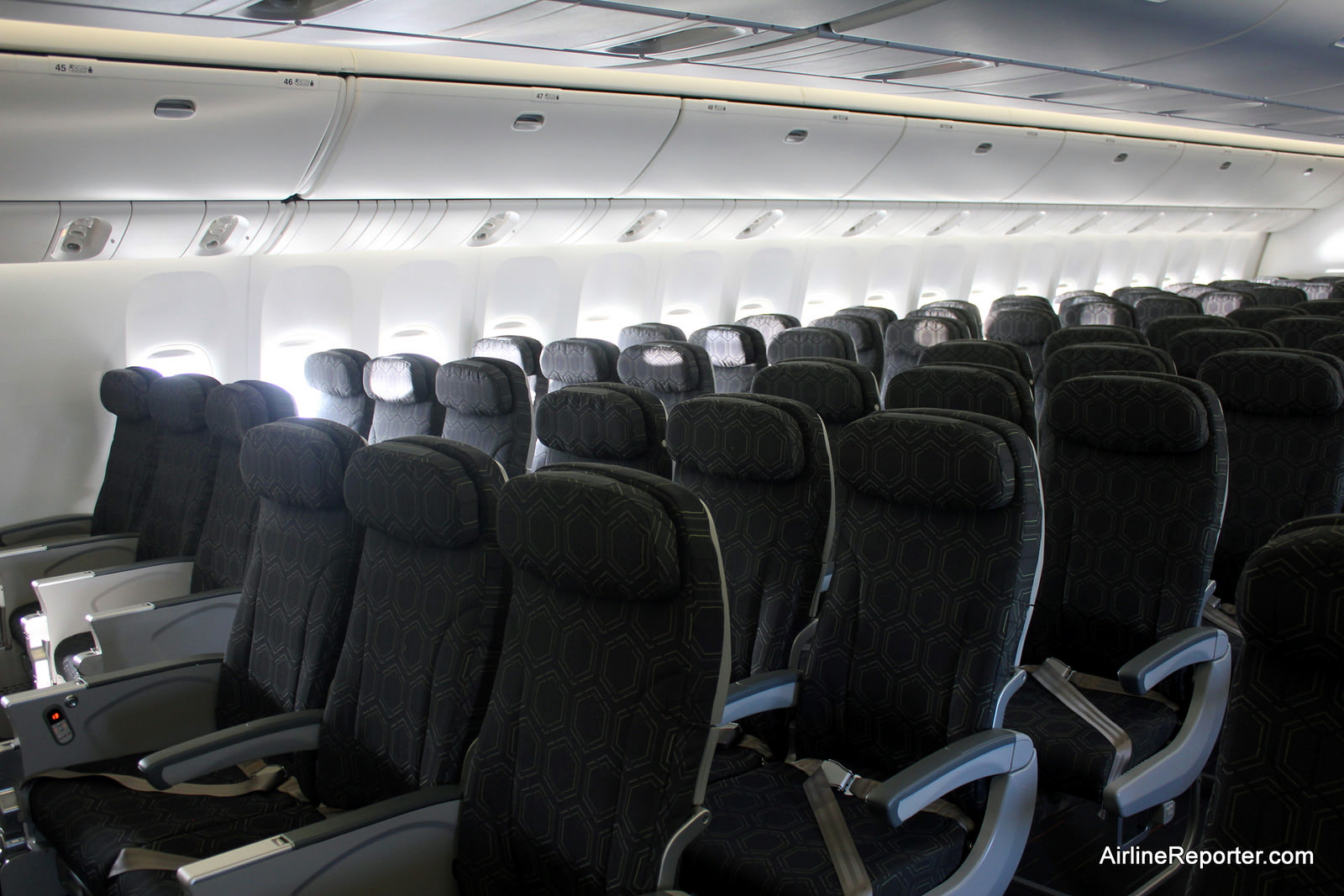 Inside Look: 9 vs 10 Abreast Economy Seating in the 777 : AirlineReporter