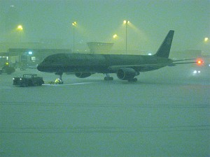UAL Snow United Airlines Boeing 757 waiting for a gate