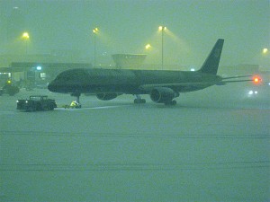 United Airlines Boeing 757 waiting for a gate