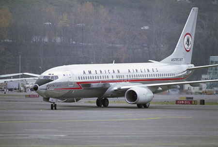 American Airlines Boeing 737-800 with its retro Astrojet livery.