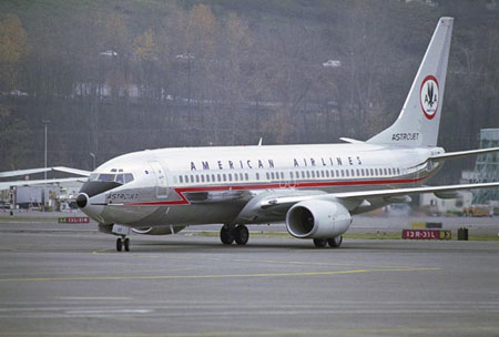 American Airlines Boeing 737-800 with its retro Astrojet livery.