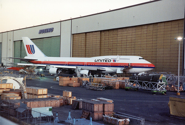 Brand new United Airlines Boeing 747-400 (N174UA) at Paine Field in 1989