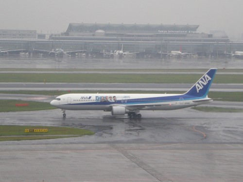 An All Nippon Airways Boeing 767 on the Taxiway at Haneda. The new international terminal is in the background.