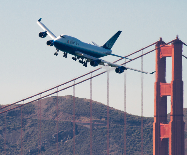 United Airlines Boeing 747-400 buzzes the Golden Gate Bridge