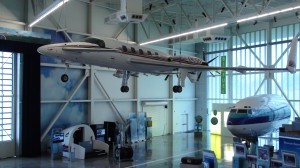 DSC01102 The main area of the Future of Flight. Up is the Starship, to the right, the front end of a B727, on the bottom, a B727 cockpit.