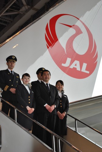 New crane livery with JAL President and crew
