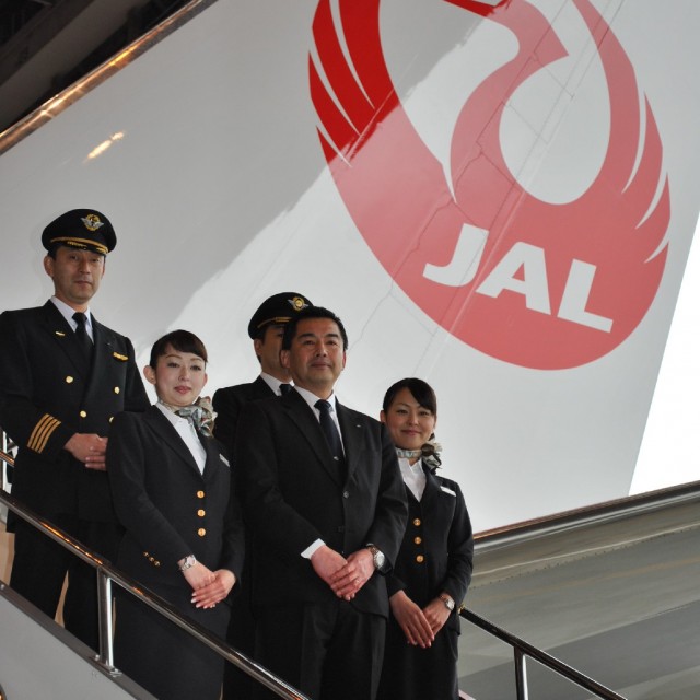 New crane livery with JAL President and crew