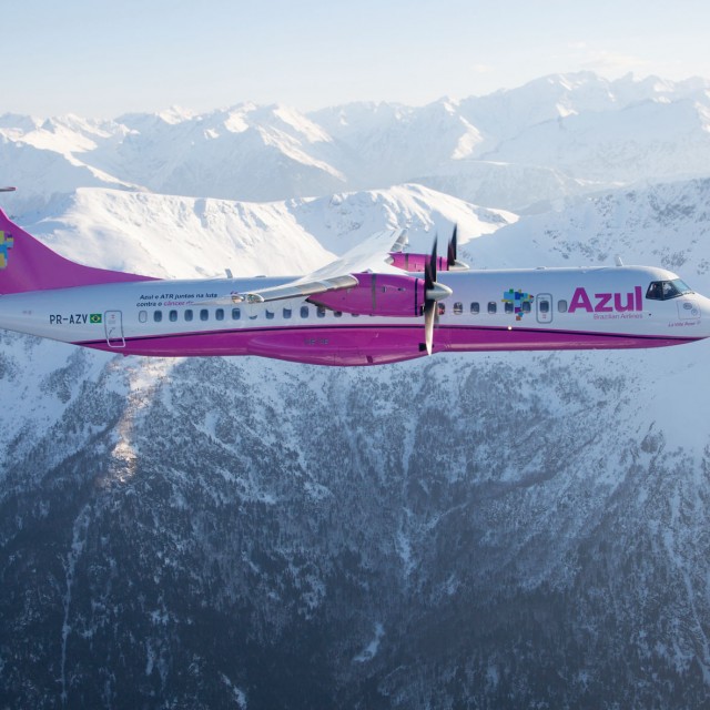 The pink liveried ATR 72-600 (PR-AZV) over the mountains