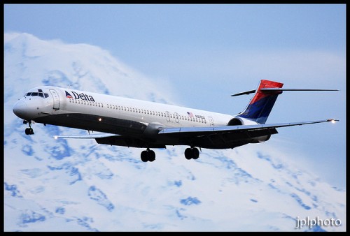 Delta Air Lines MD-90 (N908DA) in older livery with Mt. Rainier in the background.