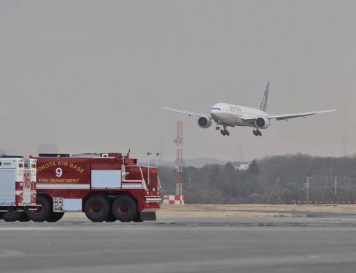 A United Airlines Boeing 777 in new livery lands.