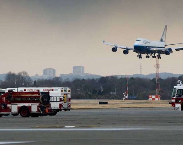 A United Airlines Boeing 747-400 lands.