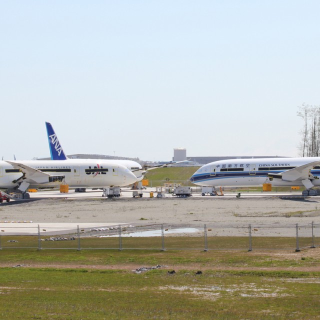 China Southern's first 787 on the right (B-2725)