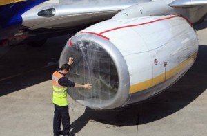 A Ryanair Boeing 737 protecting one of its engines from ash.