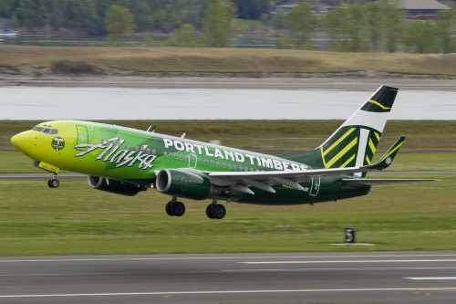Alaska Boeing 737 (N607AS) leaves Portland, heading to Las Vegas. Photo by Russell Hill.