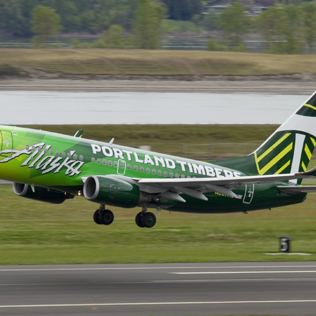 Alaska Boeing 737 (N607AS) leaves Portland, heading to Las Vegas. Photo by Russell Hill.
