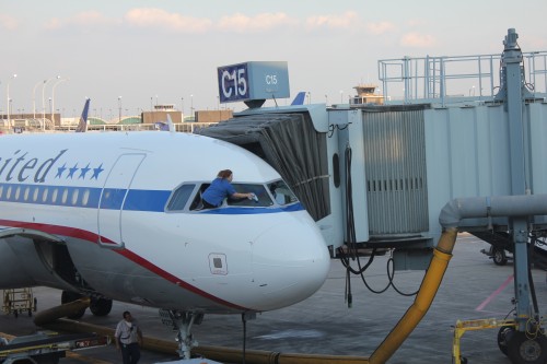 United's retro friend ship livery Airbus A320 (N475UA) get he windows cleaned while in Chicago. Click for larger. Photo by AirlineReporter.com