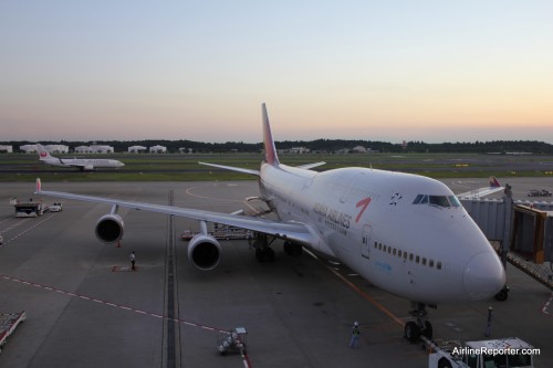 In the background of this Asiana Boeing 747-400, you can see a Boeing 737 in new Japan Airlines (JAL) livery. I was hoping the new livery would pop in person, but it is pretty bland. Click for larger.