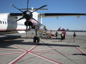 Passengers were able to de-board from the front and back of the Q400, making it super quick. Employees are getting the Ala Cart bags out.