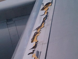 The rear of the slate is de-laminating on this American Airlines Boeing 757 on flight 1990.