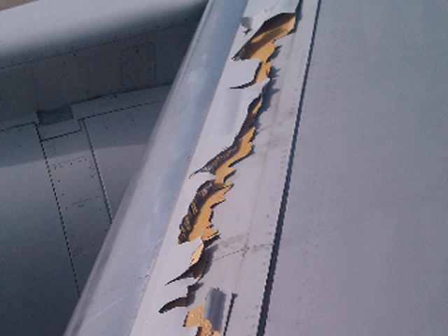 The rear of the slate is de-laminating on this American Airlines Boeing 757 on flight 1990.