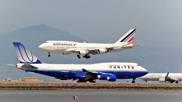 United Airlines and Air France Boeing 747-400s at San Fransisco.