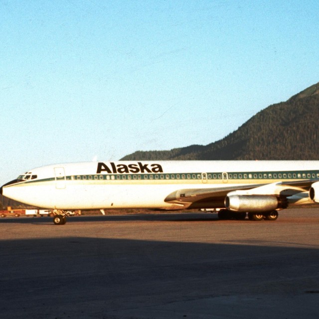N724PA with green/gold livery with Eskimo on the tail