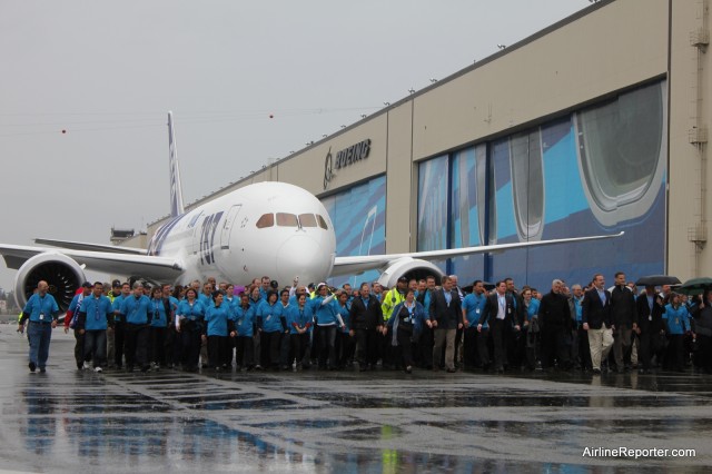 500 employees walk with ANA's Boeing 787 Dreamliner during the delivery celebration today. 