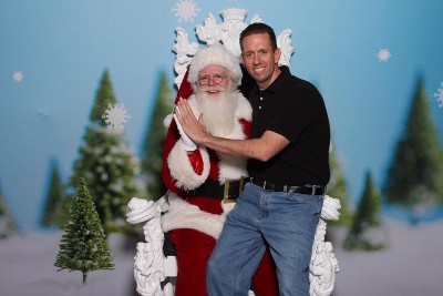 Southwest Fan and FlyerTalk admin Drew gets a photo with Santa at Phoenix