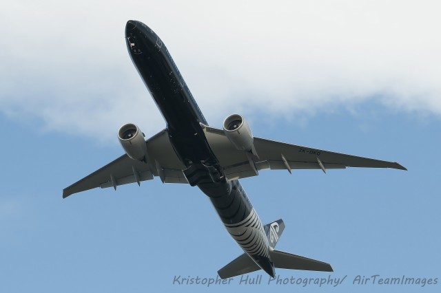Undershot of the 777-300ER (ZK-OKQ) at Paine Field. Photo by Kristopher Hull.