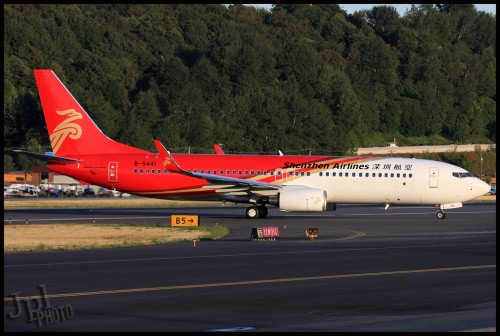 Shenzhen Airlines Boeing 737-800.