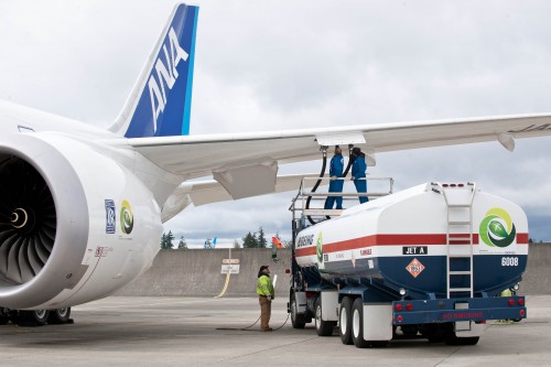 Boeing fills up ANA's 787 Dreamliner with biofuel. Photo from Boeing.