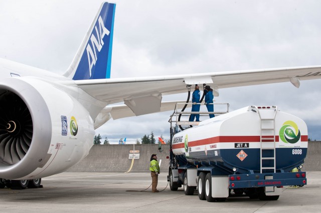 Boeing fills up ANA's 787 Dreamliner with biofuel. Photo from Boeing. 