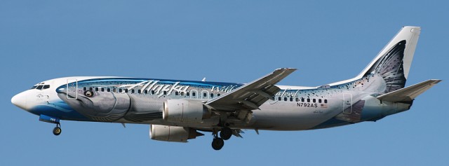 The first Salmon-Thirty-Salmon livery on a Boeing 737-400. Photo by Andrew Cohen. 