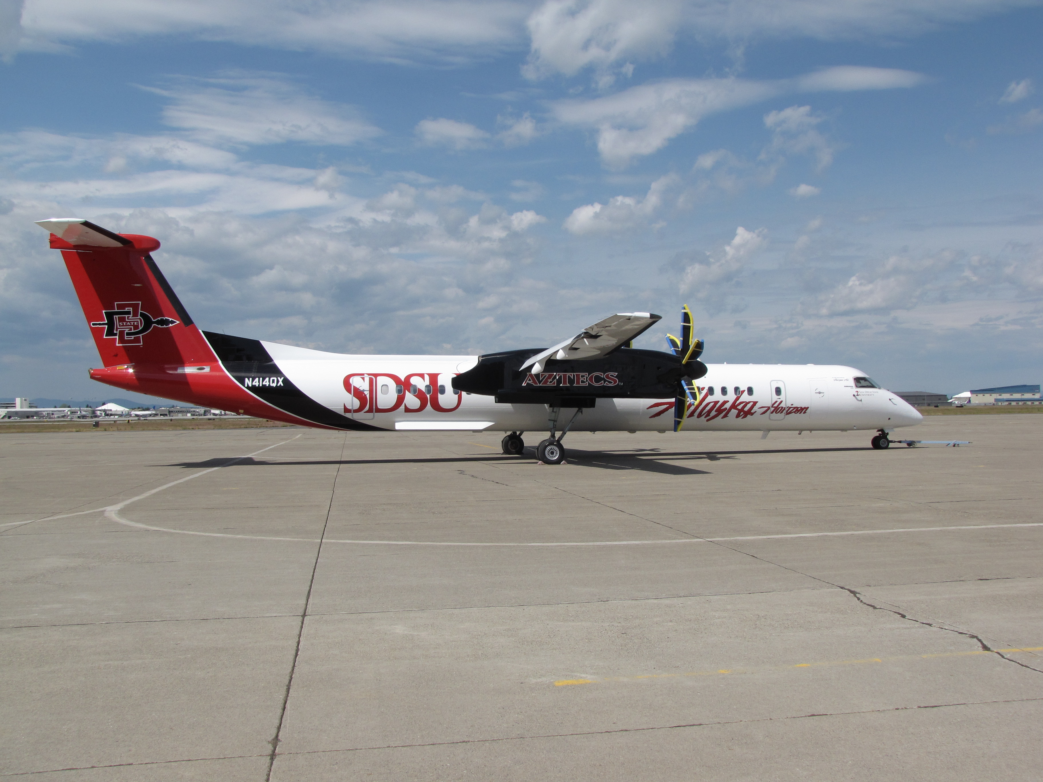 Самолет июнь 1. DHC 8 Q-400. Q400 самолет Alaska. Horizon авиакомпания. Q-400 ливреи Катар.