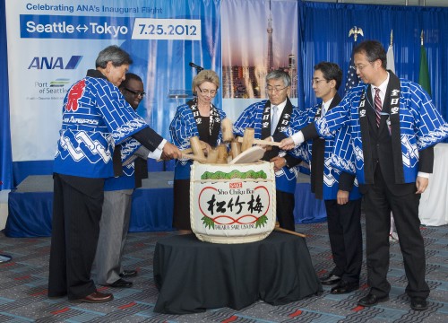 Port CEO Tay Yoshitani, Port of Seattle Commissioner Rob Holland, Washington State Govenor Christine Gregoire, Keisuke Okada, ANA Senior Executive Vice President Yuji Hirako, ANA Senior Vice President, The Americas Toshio Nomura, General Manager, Seattle