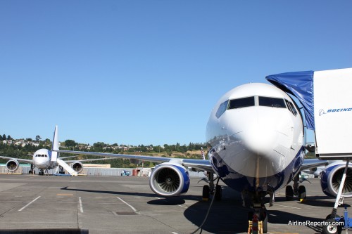 Before leaving, the 737-800 was pulled in front of a 787 Dreamliner.