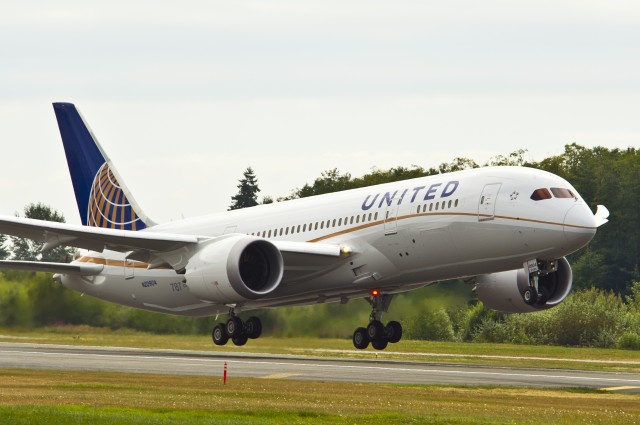 United CAL ZA288 Ln 53 GE 787-800 B1 Take off and Taxi United's first 787 takes off from Paine Field. Image from United.