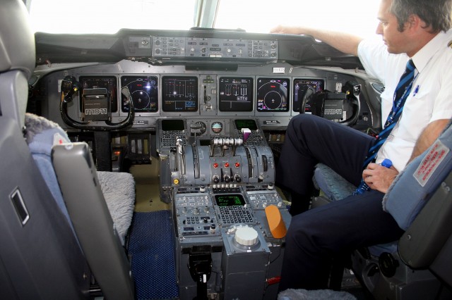 A cabine de comando de um KLM MD-11.  Foto de Dave H.