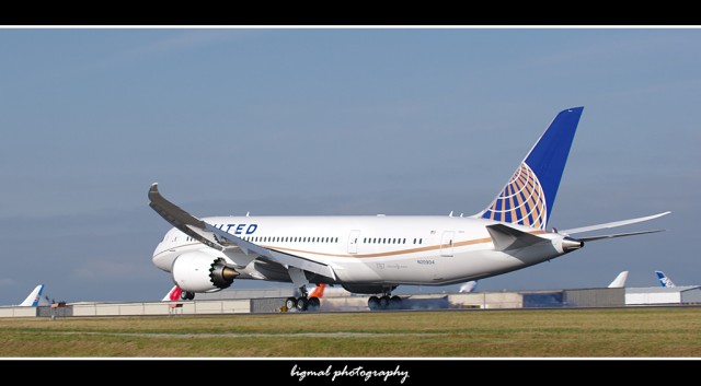 United's 787 touches down in Everett. Image by Malcolm Muir. 