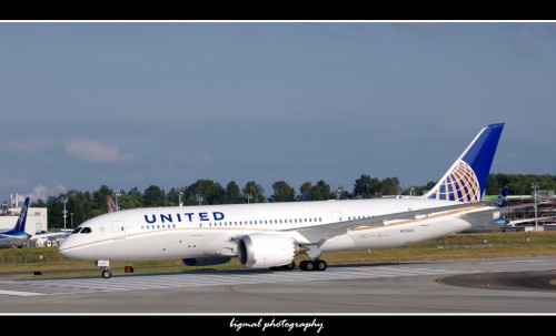 United's 787 Taxiing at Paine Field. Image by Malcolm Muir.