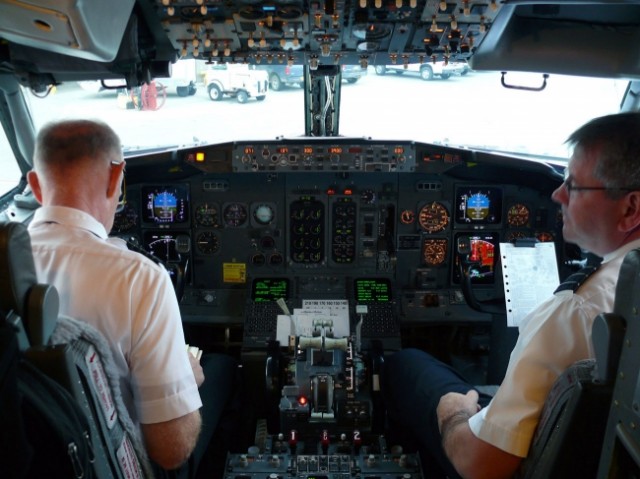 Alaska Airlines "Salmon-30-Salmon" Boeing 737-400 Flight Deck. Image: Chris Sloan / Airchive.com