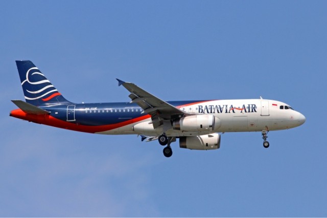 Batavia Air Airbus A320 in the airline's newest livery. Image by Christian Volpati / Wikipedia. 