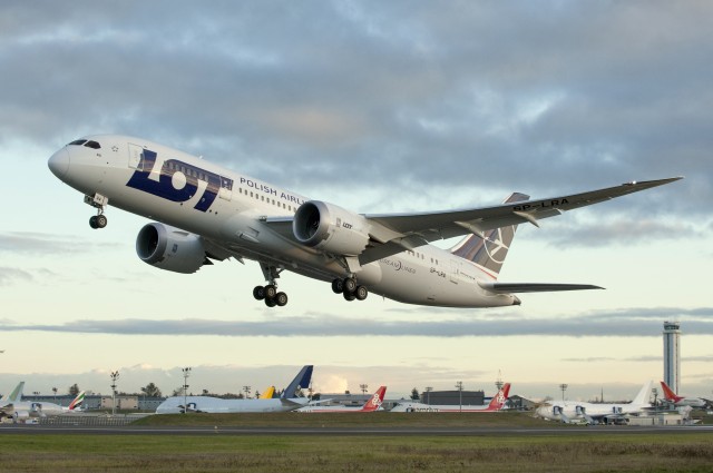 LOT's first Boeing 787 Dreamliner (SP-LRA) takes off from Paine Field. Image from LOT. 