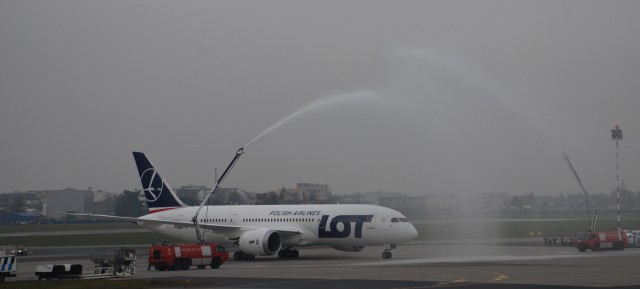 LOT's 787 arrives at Warsaw to a water canon salute. Image from LOT. 