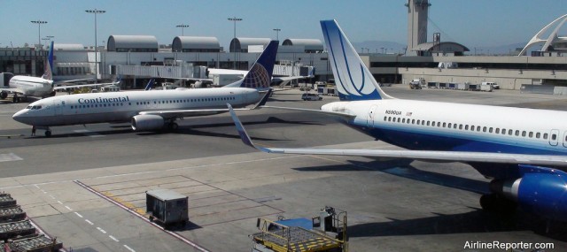 United Boeing 757 and Continental Boeing 737 at LAX in August 2010. 