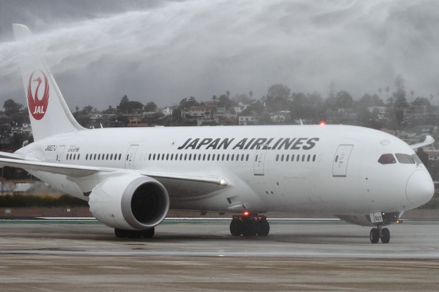 JAL Airlines Boeing 787 Dreamliner arrives to a water cannon salute in San Diego. Photo: Brandon Farris / AirlineReporter.com. 