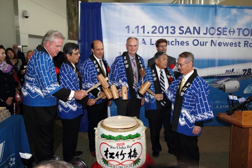 Celebration in the SJC terminal. Photo by Brandon Farris / AirlineReporter.com.